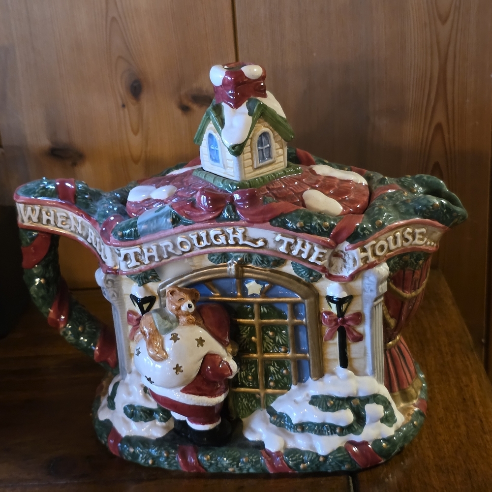 Fitz& Floyd Christmas Tea Pot. NEW